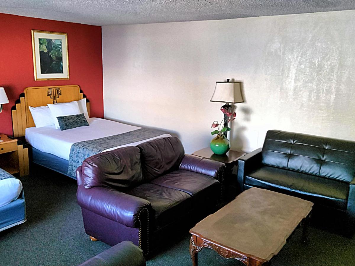Queen Suite at The Metropolitan Inn