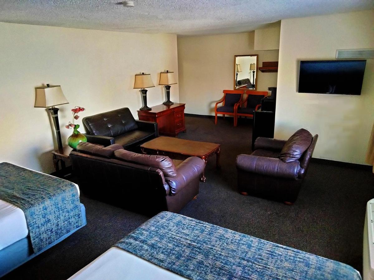Queen Suite at The Metropolitan Inn