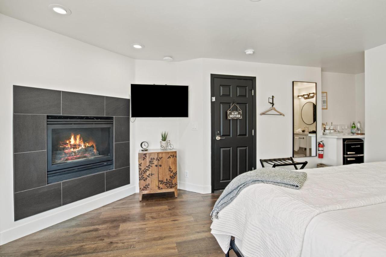 Standard King Room at Bespoke Inn Flagstaff