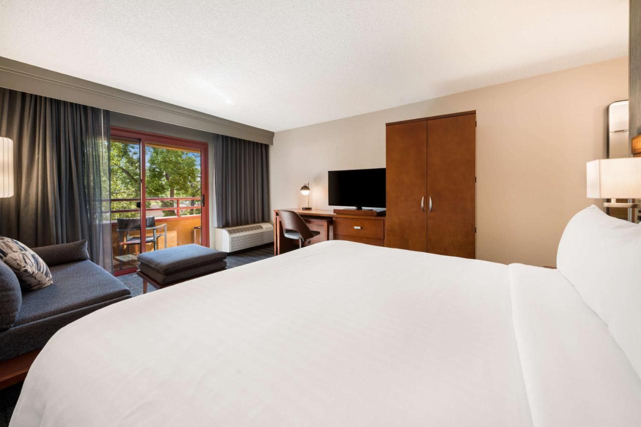 Courtyard View Guestroom King at Sonesta Select San Jose Airport