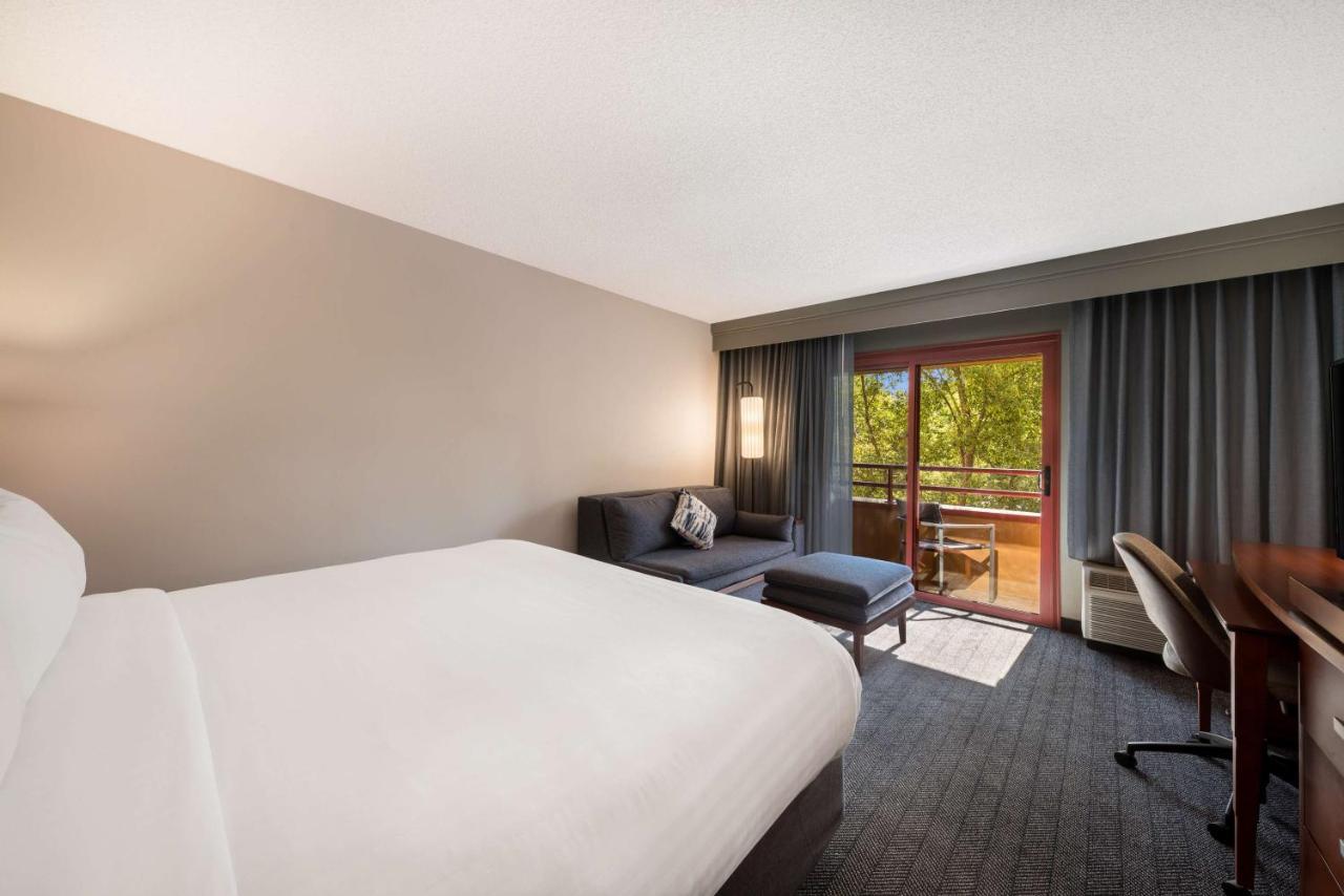 Courtyard View Guestroom King at Sonesta Select San Jose Airport