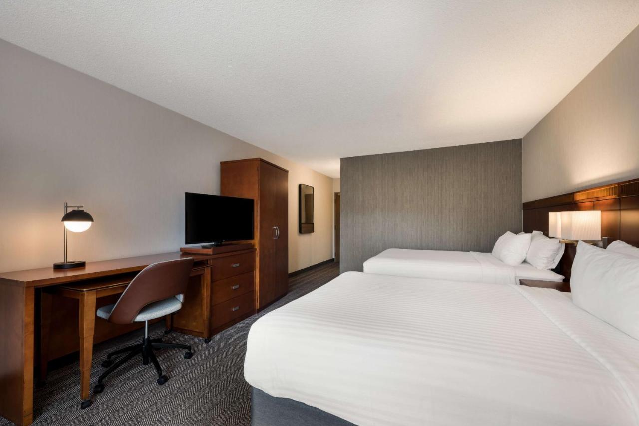 Guestroom Two Queens at Sonesta Select San Jose Airport