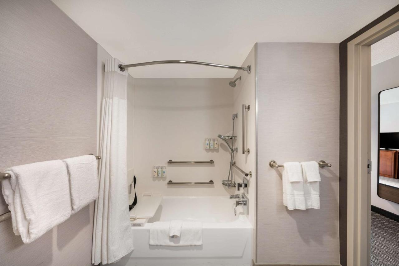 Mobility Accessible Guestroom King Tub at Sonesta Select San Jose Airport