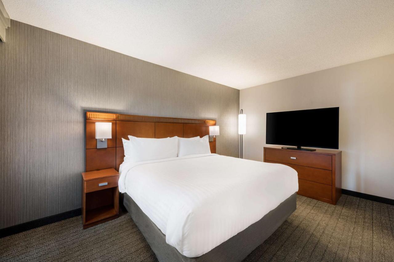 One Bedroom Suite King with Sofabed at Sonesta Select San Jose Airport
