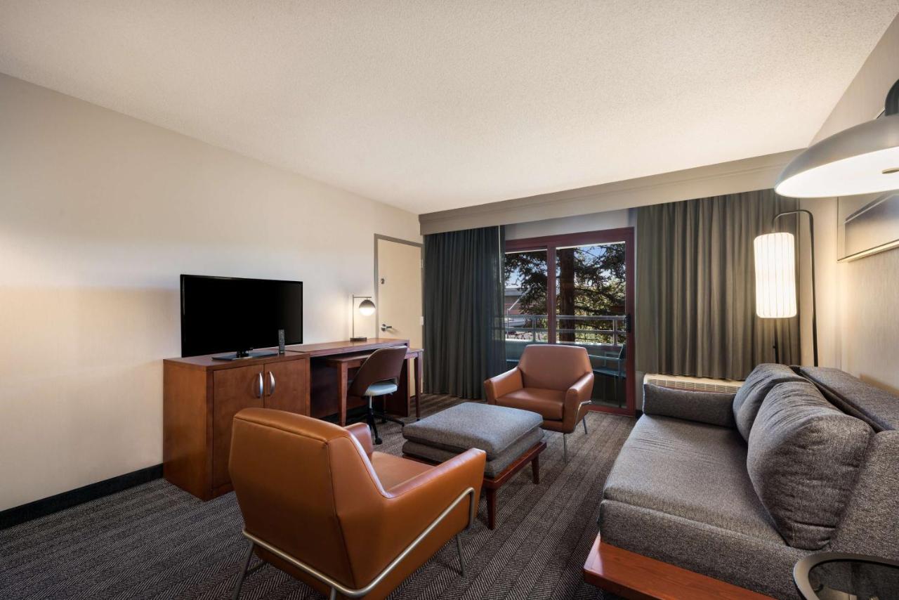 One Bedroom Suite King with Sofabed at Sonesta Select San Jose Airport