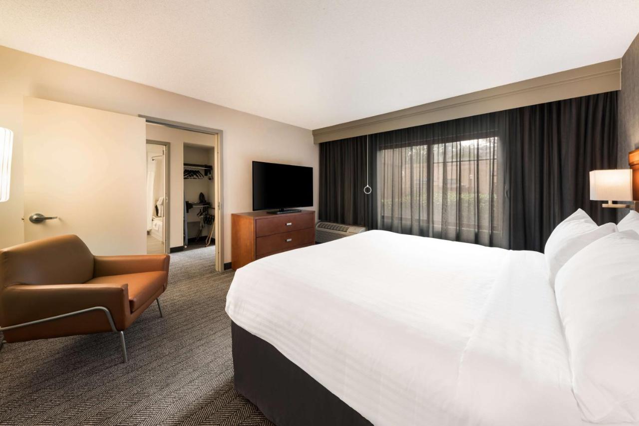 Mobility Accessible One Bedroom Suite King Tub at Sonesta Select San Jose Airport