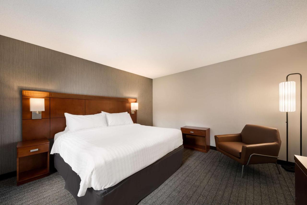 Mobility Accessible One Bedroom Suite King Tub at Sonesta Select San Jose Airport