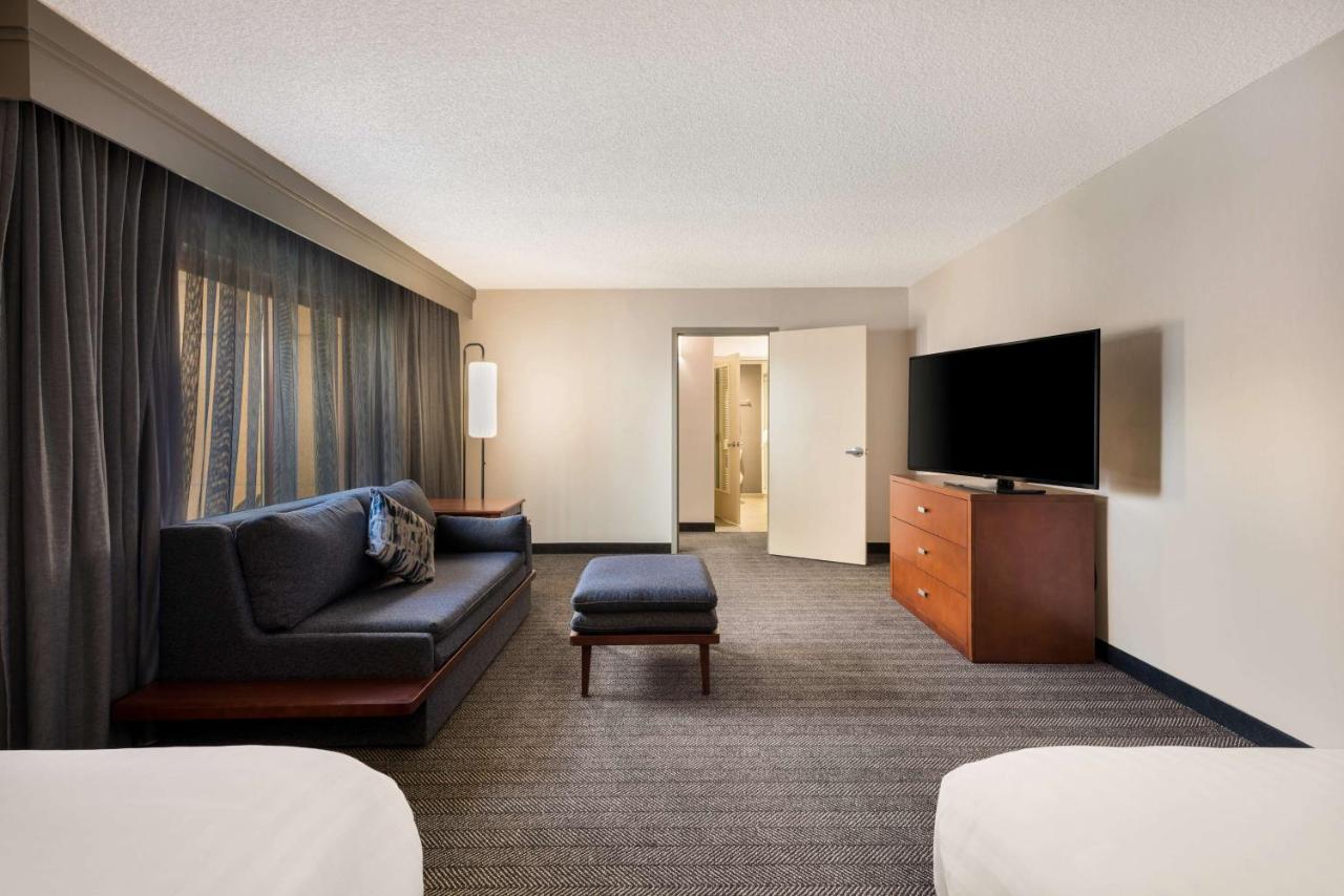 One Bedroom Suite Two Queens with Sofabed at Sonesta Select San Jose Airport