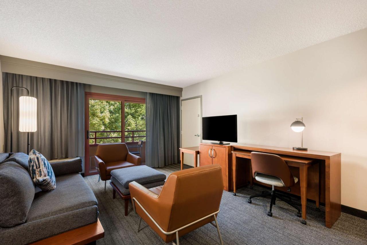One Bedroom Suite Two Queens with Sofabed at Sonesta Select San Jose Airport