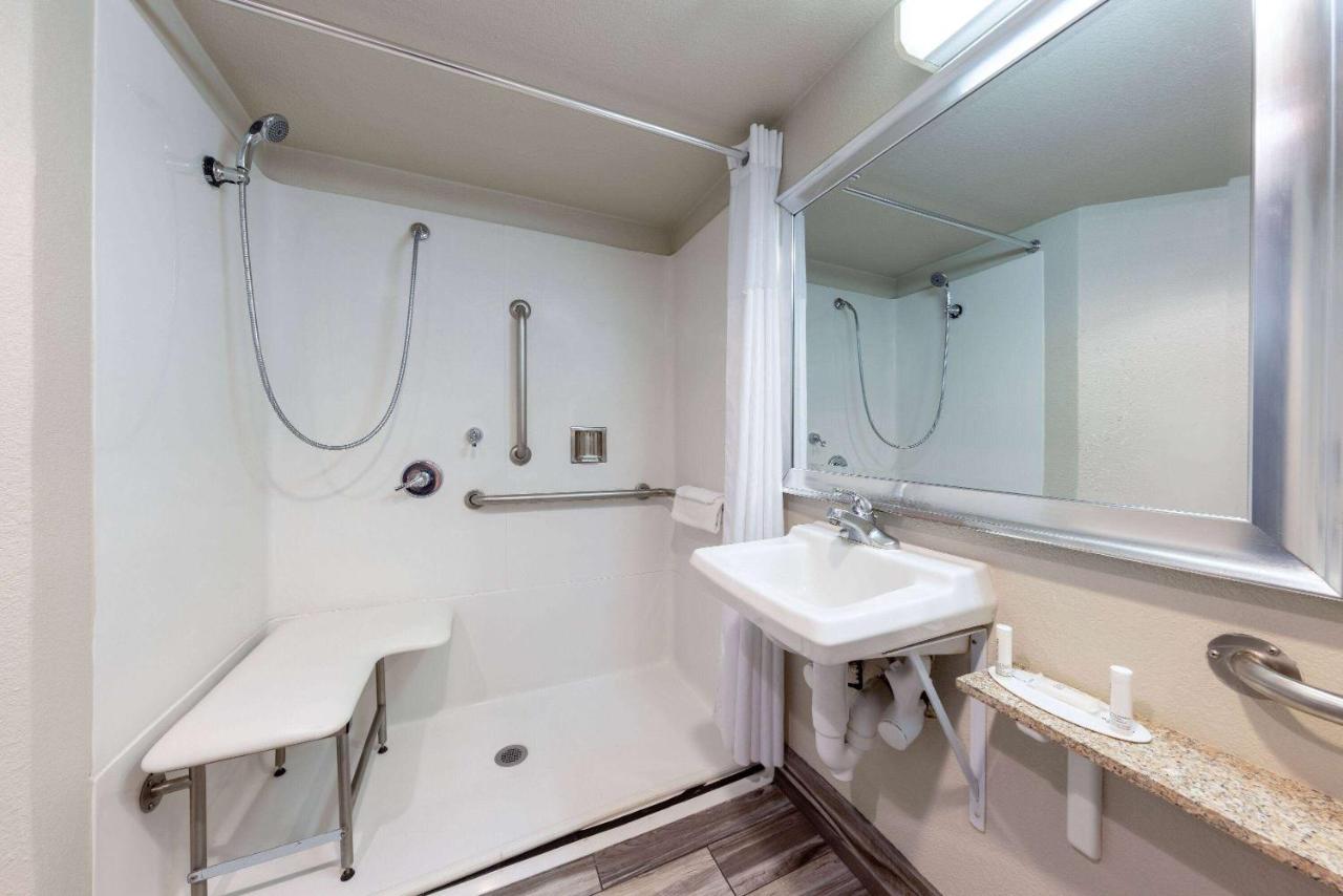King Room with Roll-in Shower - Mobility Access/Non-Smoking at Days Inn by Wyndham Lathrop