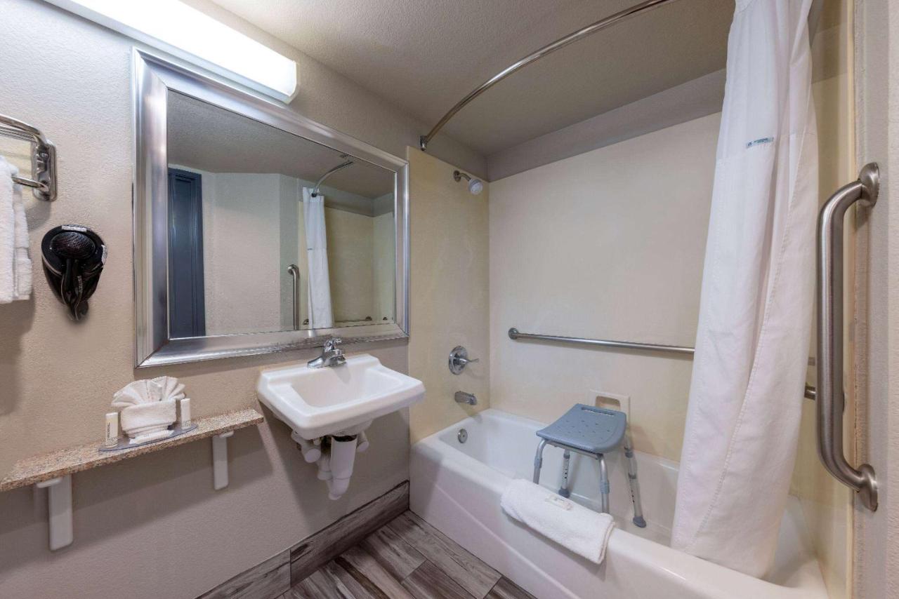 King Room with Roll-in Shower - Mobility Access/Non-Smoking at Days Inn by Wyndham Lathrop
