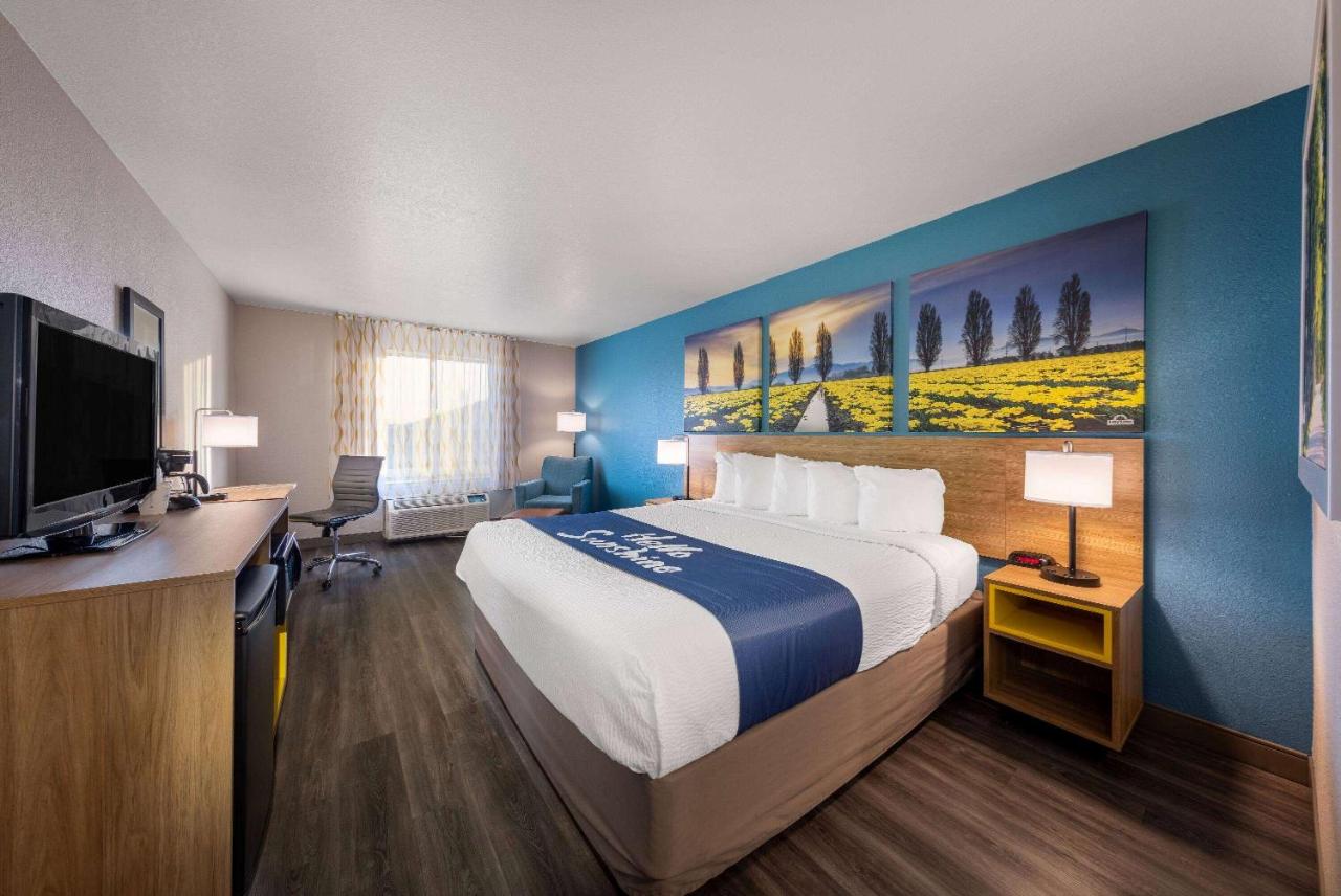 King Room with Roll-in Shower - Mobility Access/Non-Smoking at Days Inn by Wyndham Lathrop