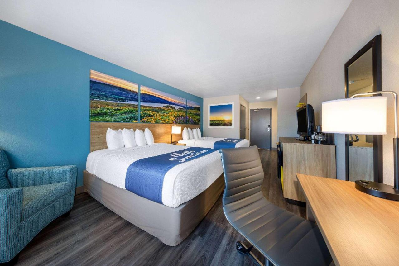 Queen Room with Two Queen Beds - Non-Smoking at Days Inn by Wyndham Lathrop