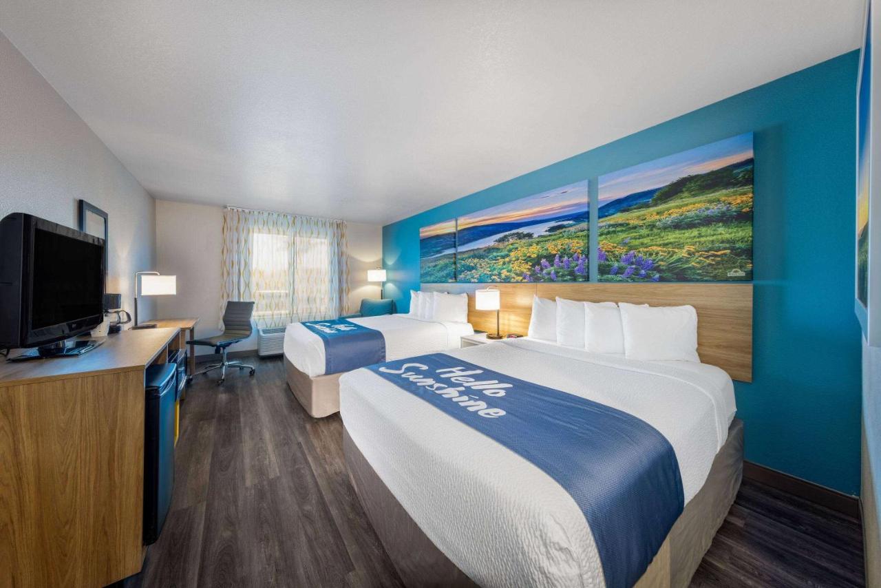Queen Room with Two Queen Beds - Non-Smoking at Days Inn by Wyndham Lathrop