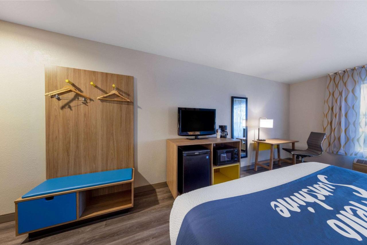 King Room with Roll-in Shower - Mobility Access/Non-Smoking at Days Inn by Wyndham Lathrop