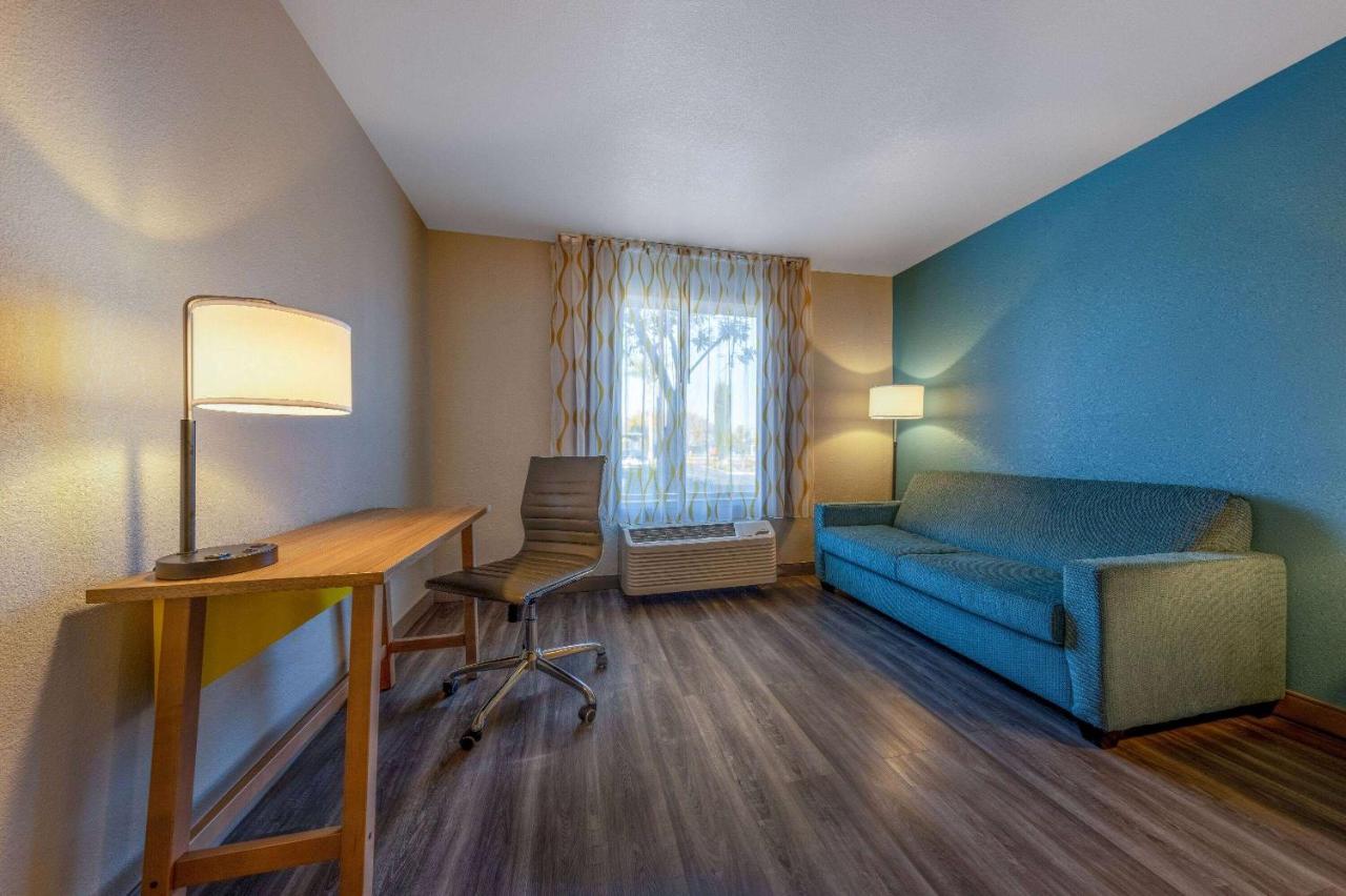King Suite - Non-Smoking at Days Inn by Wyndham Lathrop