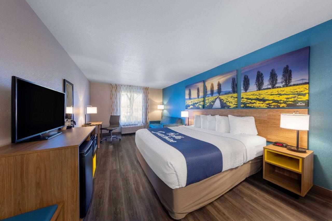 King Suite - Non-Smoking at Days Inn by Wyndham Lathrop