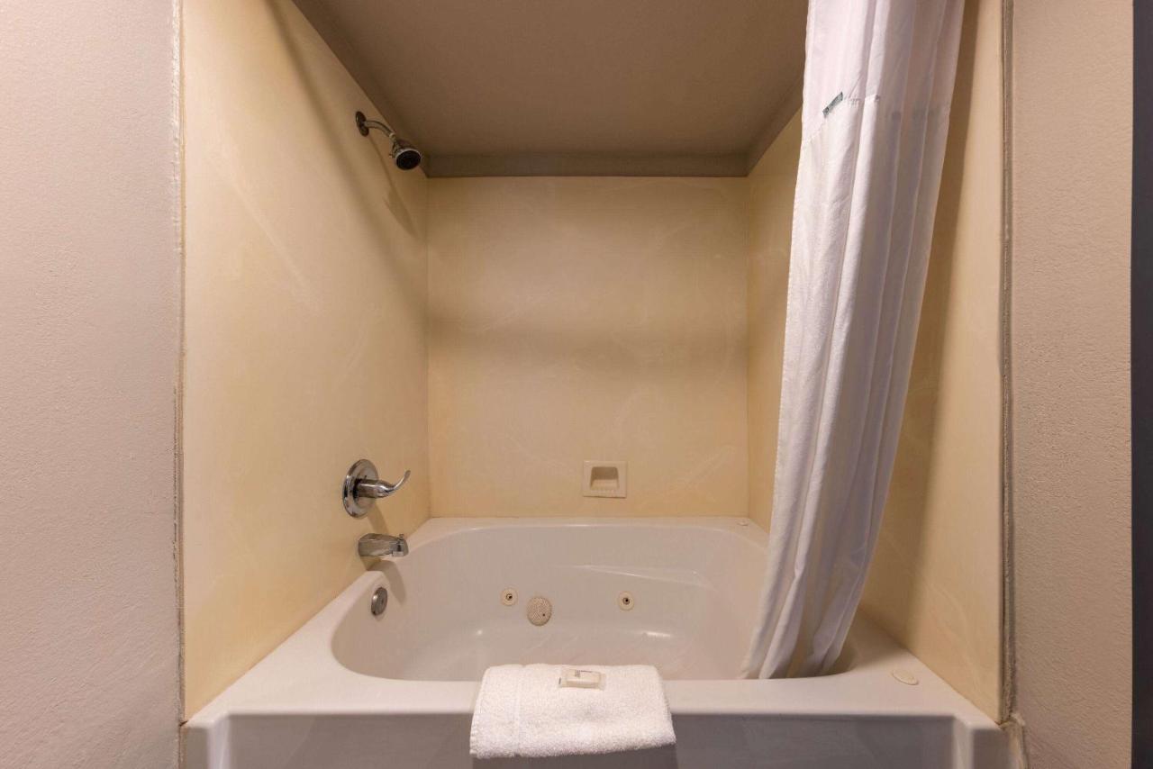 King Suite - Non-Smoking at Days Inn by Wyndham Lathrop