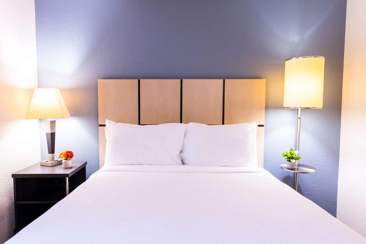 Queen Studio Suite with Bathtub - Mobility Accessible at Sonesta Simply Suites Oklahoma City Airport