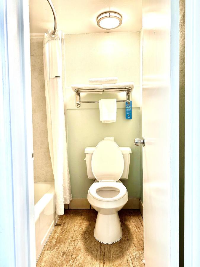 Executive King Room - Non-Smoking at Days Inn by Wyndham Pensacola - Historic Downtown