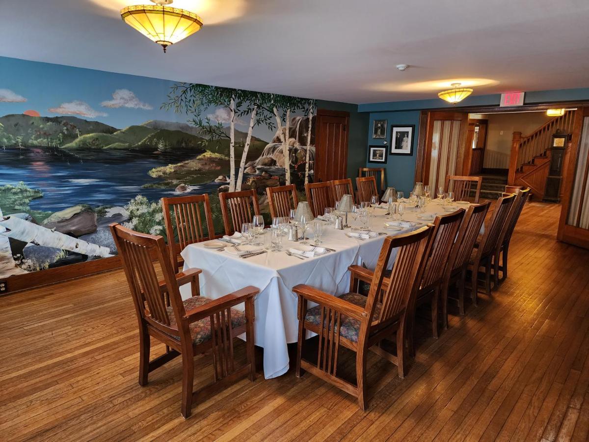| Friends Lake Inn