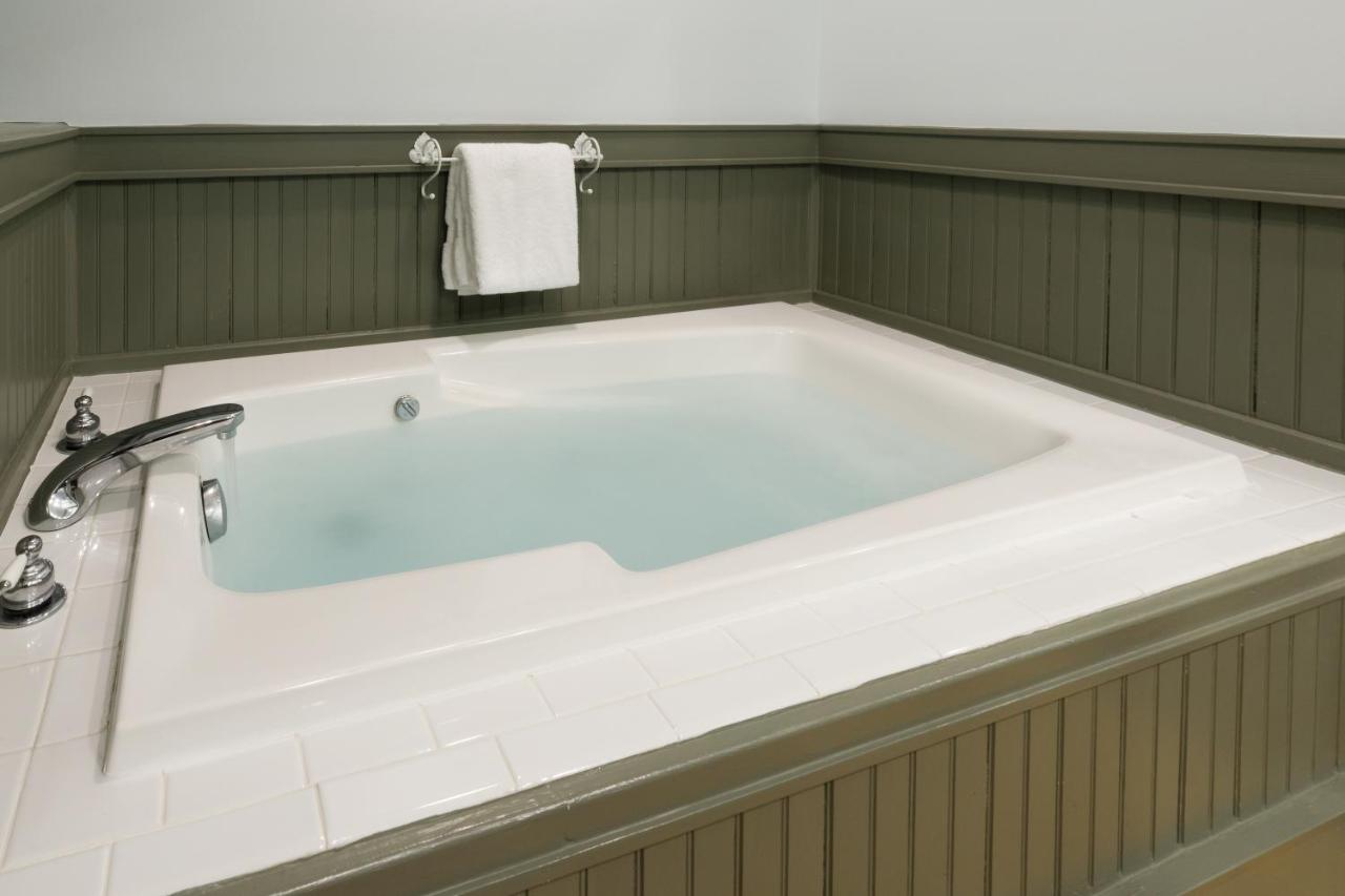 | Friends Lake Inn