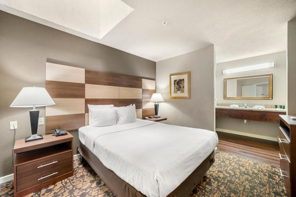 Queen Room - Non-Smoking at Quality Suites Buckhead Village