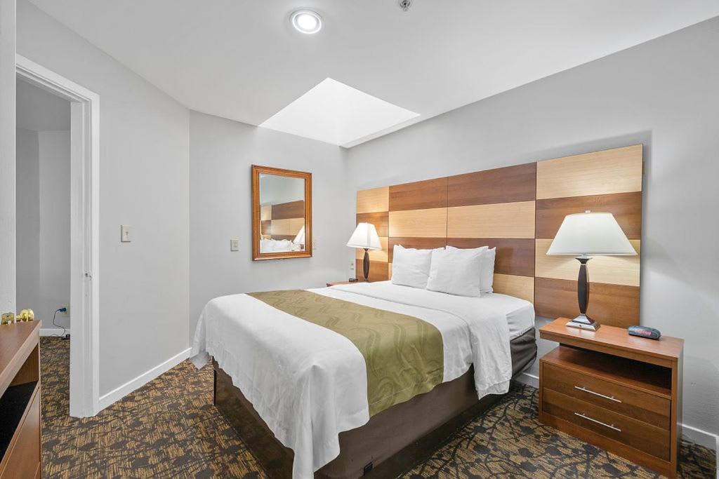 Queen Room - Non-Smoking at Quality Suites Buckhead Village