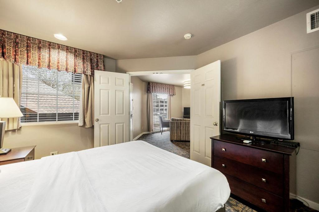 Queen Room - Non-Smoking at Quality Suites Buckhead Village