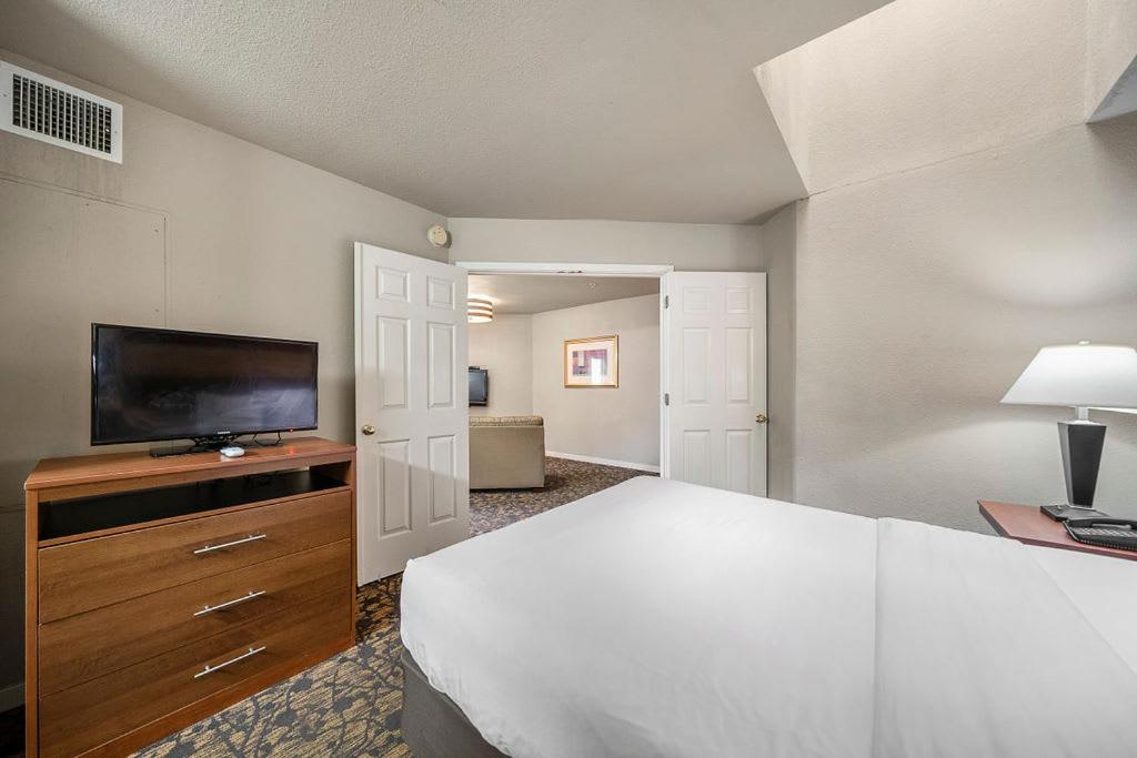 Queen Room - Non-Smoking at Quality Suites Buckhead Village