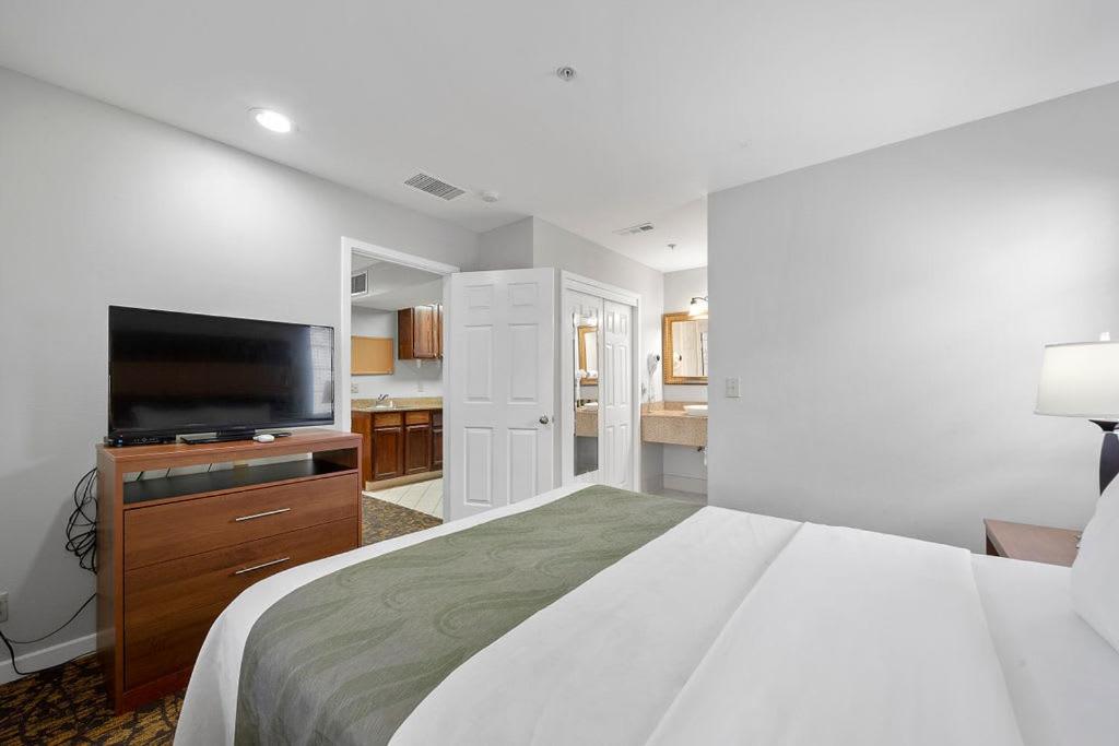 Queen Room - Non-Smoking at Quality Suites Buckhead Village