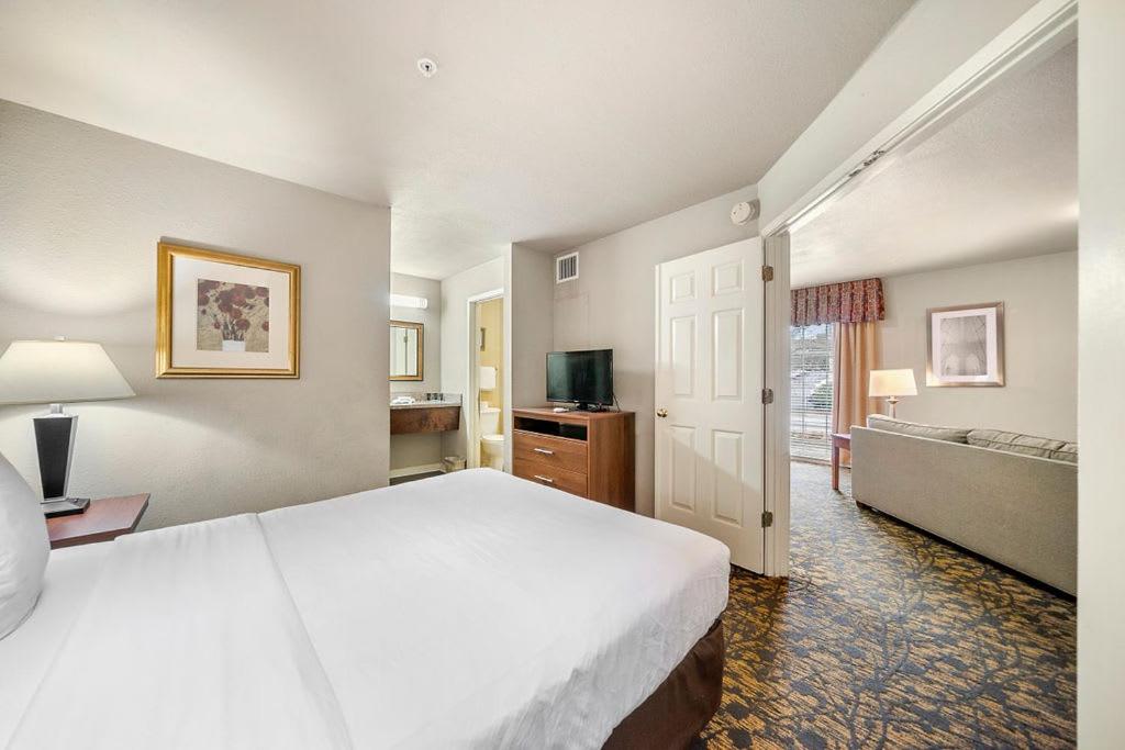 Queen Room - Non-Smoking at Quality Suites Buckhead Village