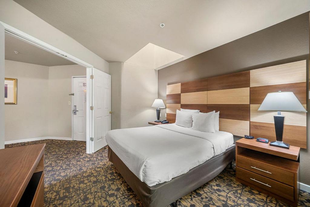 Queen Room - Non-Smoking at Quality Suites Buckhead Village