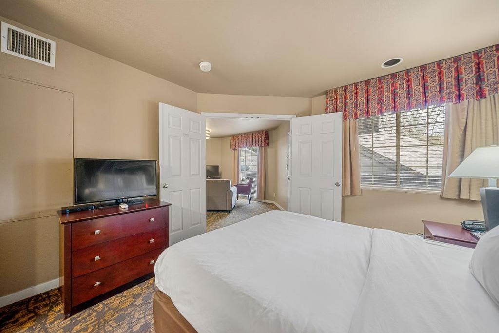 Queen Room - Non-Smoking at Quality Suites Buckhead Village