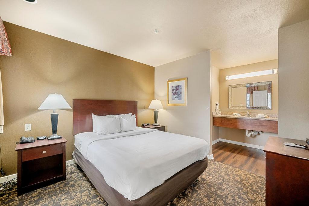 Queen Room - Non-Smoking at Quality Suites Buckhead Village