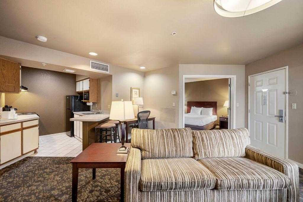 Queen Room - Non-Smoking at Quality Suites Buckhead Village