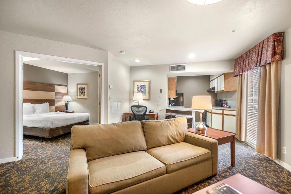 Queen Room - Non-Smoking at Quality Suites Buckhead Village