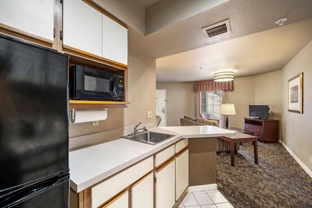 Queen Room - Non-Smoking at Quality Suites Buckhead Village