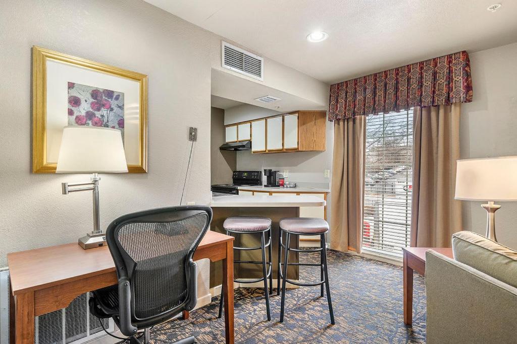 Queen Room - Non-Smoking at Quality Suites Buckhead Village