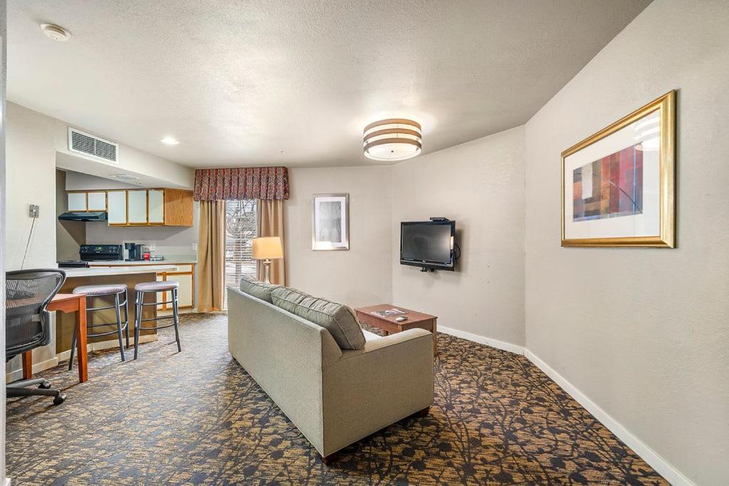 Queen Room - Non-Smoking at Quality Suites Buckhead Village