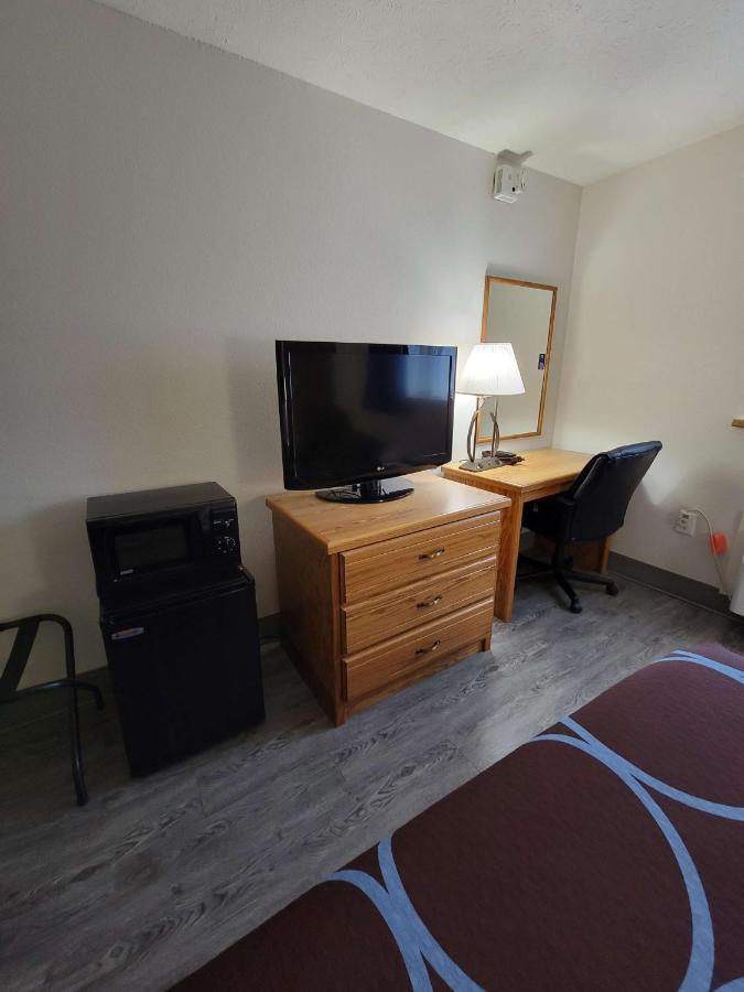 Queen Room with Roll-In Shower - Disability Access at SureStay Plus Hotel by Best Western Grand Island