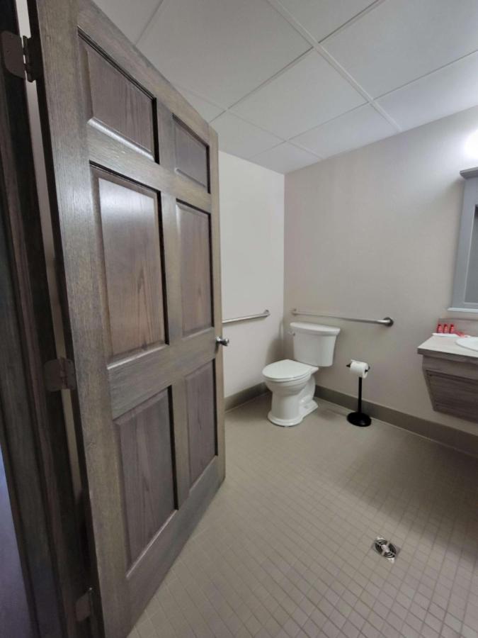 Queen Room with Roll-In Shower - Disability Access at SureStay Plus Hotel by Best Western Grand Island