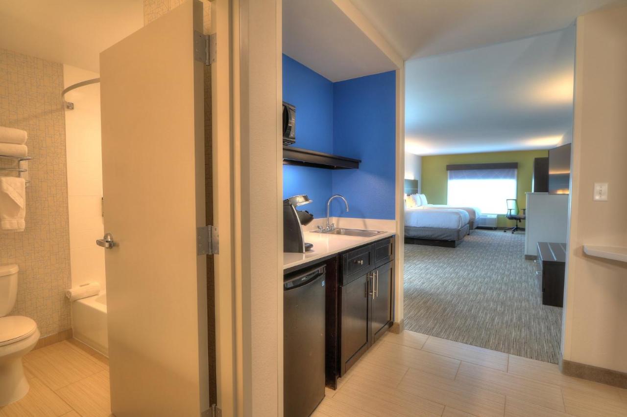 Queen Suite with 2 Queen Beds at Holiday Inn Express Hotel & Suites Mobile/Saraland by IHG
