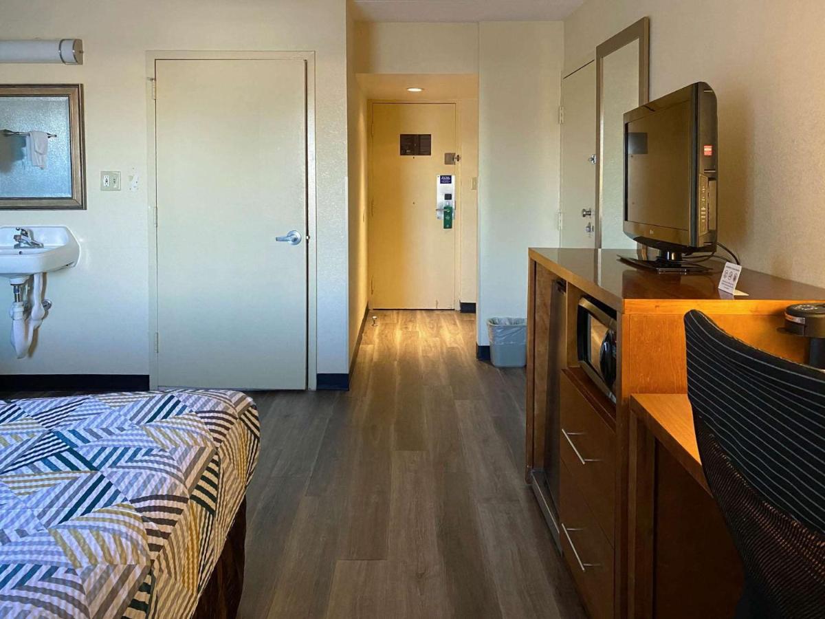 Queen Room - Disability Access - Roll in Shower at Studio 6 Suites Catonsville, Md – Baltimore West