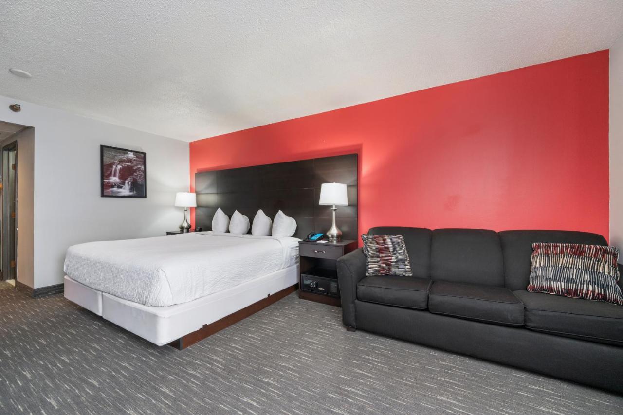 One-Bedroom King Suite - Non-Smoking at Ramada by Wyndham Sioux Falls Airport - Waterpark Resort & Event Center