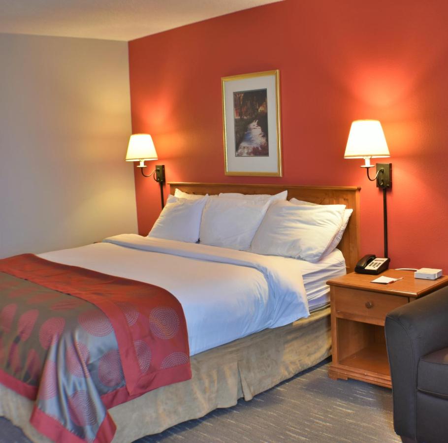 Queen Room - Non-Smoking at Ramada by Wyndham Sioux Falls Airport - Waterpark Resort & Event Center