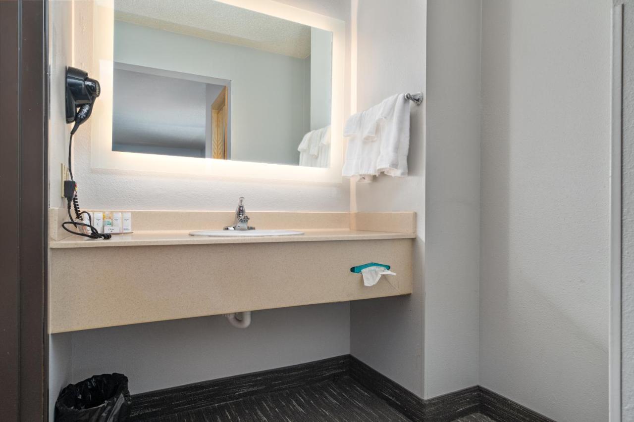 Ramada by Wyndham Sioux Falls Airport - Waterpark Resort & Event Center