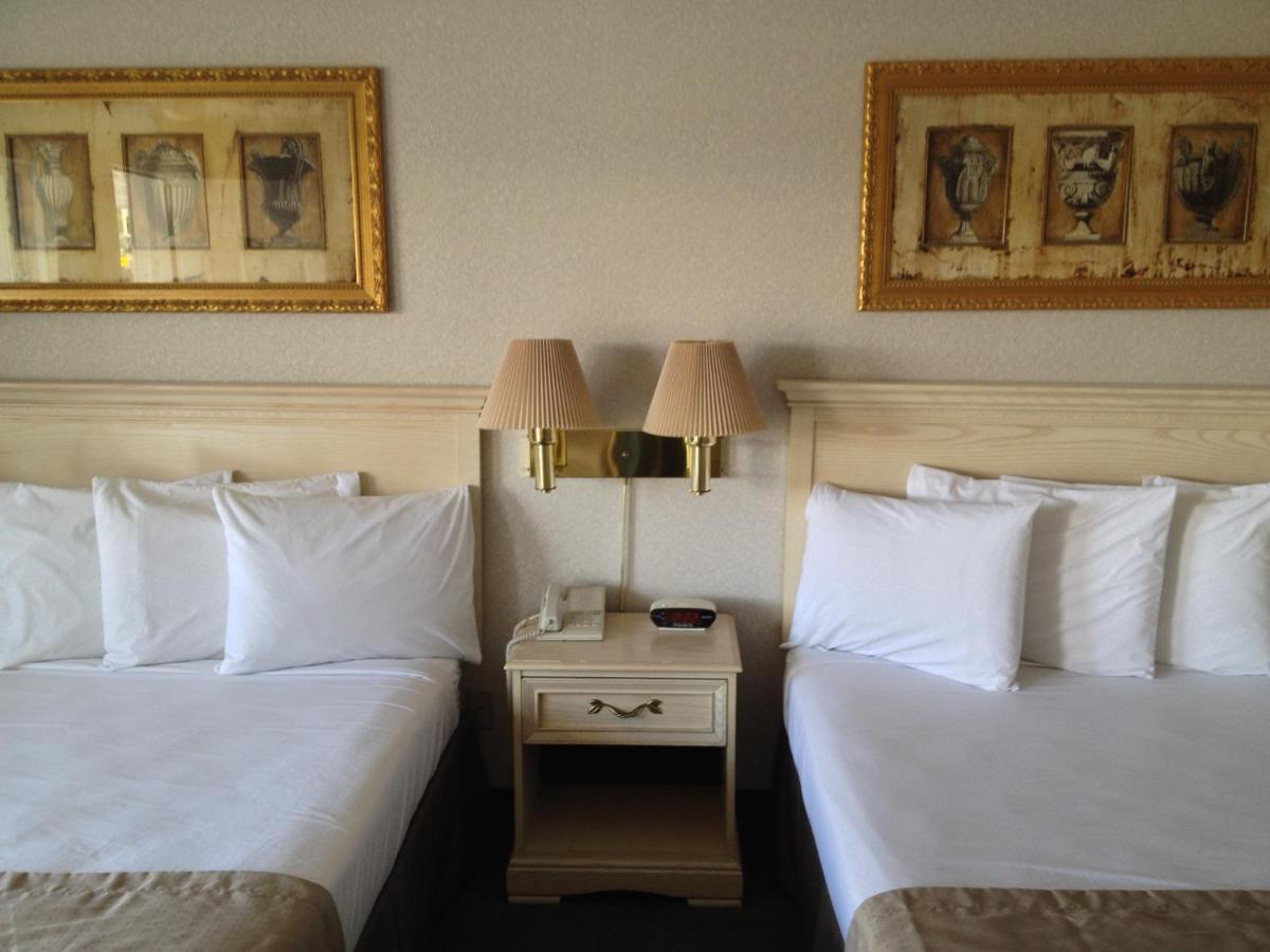 Double Room with Lake View at Parkside Inn Bridgeview