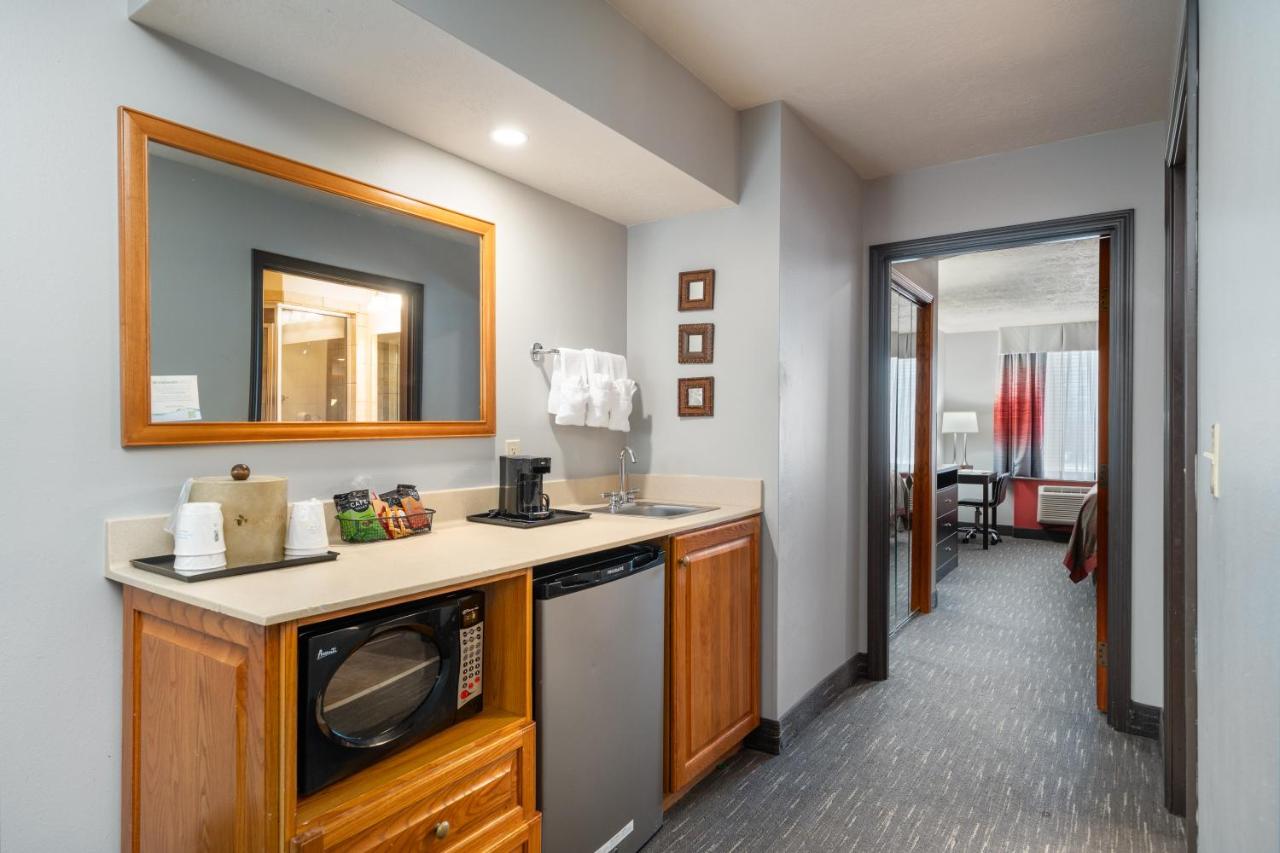 One-Bedroom King Suite with Jetted Tub - Non-Smoking at Ramada by Wyndham Sioux Falls Airport - Waterpark Resort & Event Center
