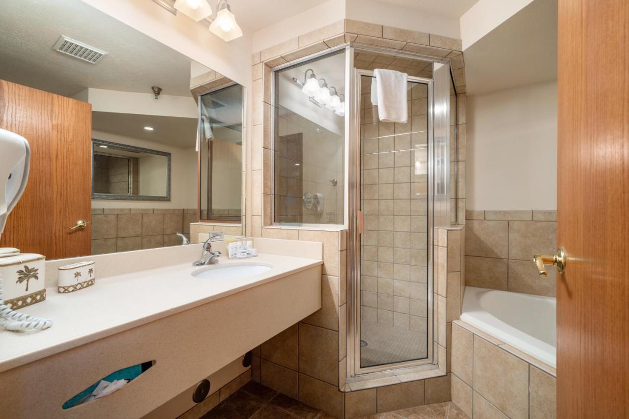 One-Bedroom King Suite with Jetted Tub - Non-Smoking at Ramada by Wyndham Sioux Falls Airport - Waterpark Resort & Event Center